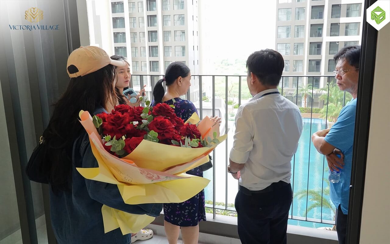 Hạnh Phúc Trọn Vẹn Trong Ngày Nhận Nhà Tại Victoria Village